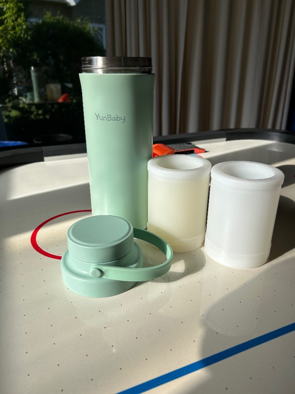YunBaby bottle portable milk cooler + 4 Medela bottles